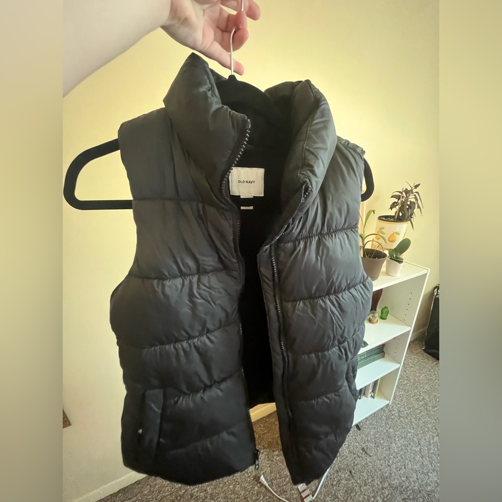 Black puffer vest
